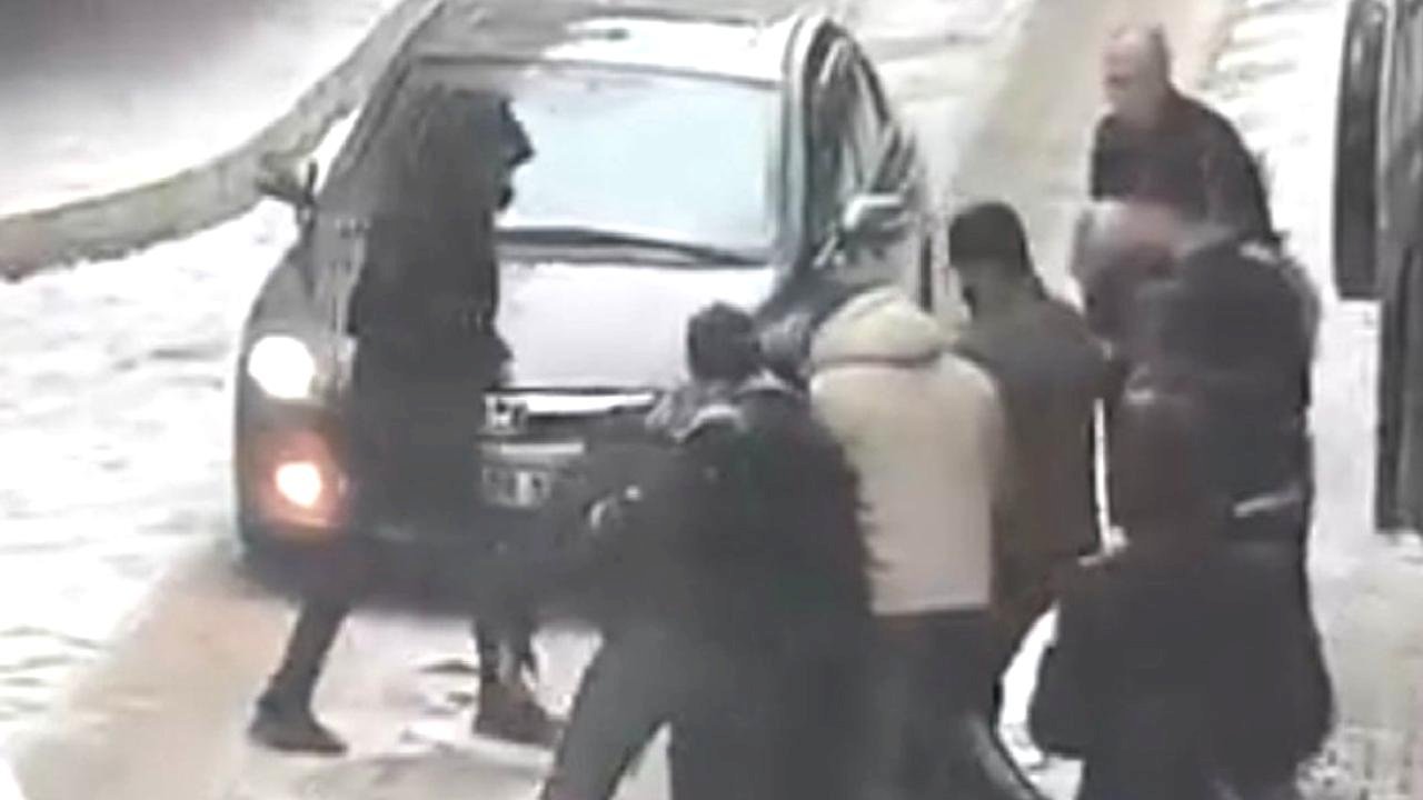 Elazığ’da sokak ortasında çıkan kavga kameraya yansıdı