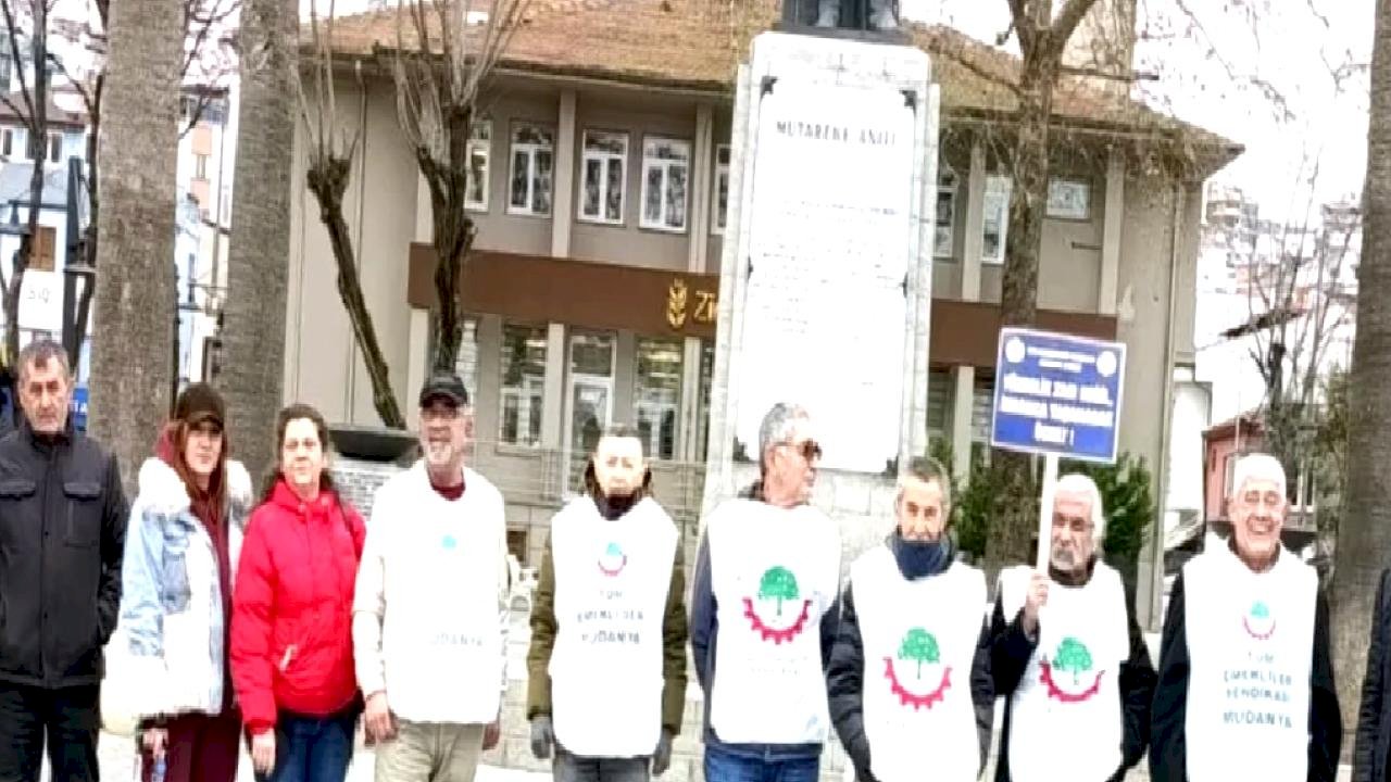 Emekliler Mudanya'daki eylemlerini sürdürüyor