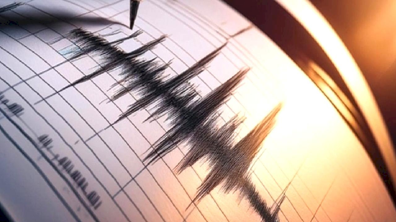 Endonezya'da 5,7 büyüklüğünde deprem