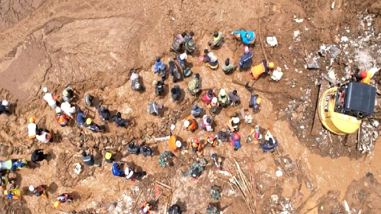 Endonezya'da heyelan: Ölü sayısının artmasından endişe ediliyor