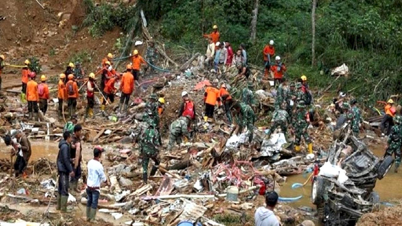 Endonezya'da toprak kaymasında ölü sayısı 25'e çıktı