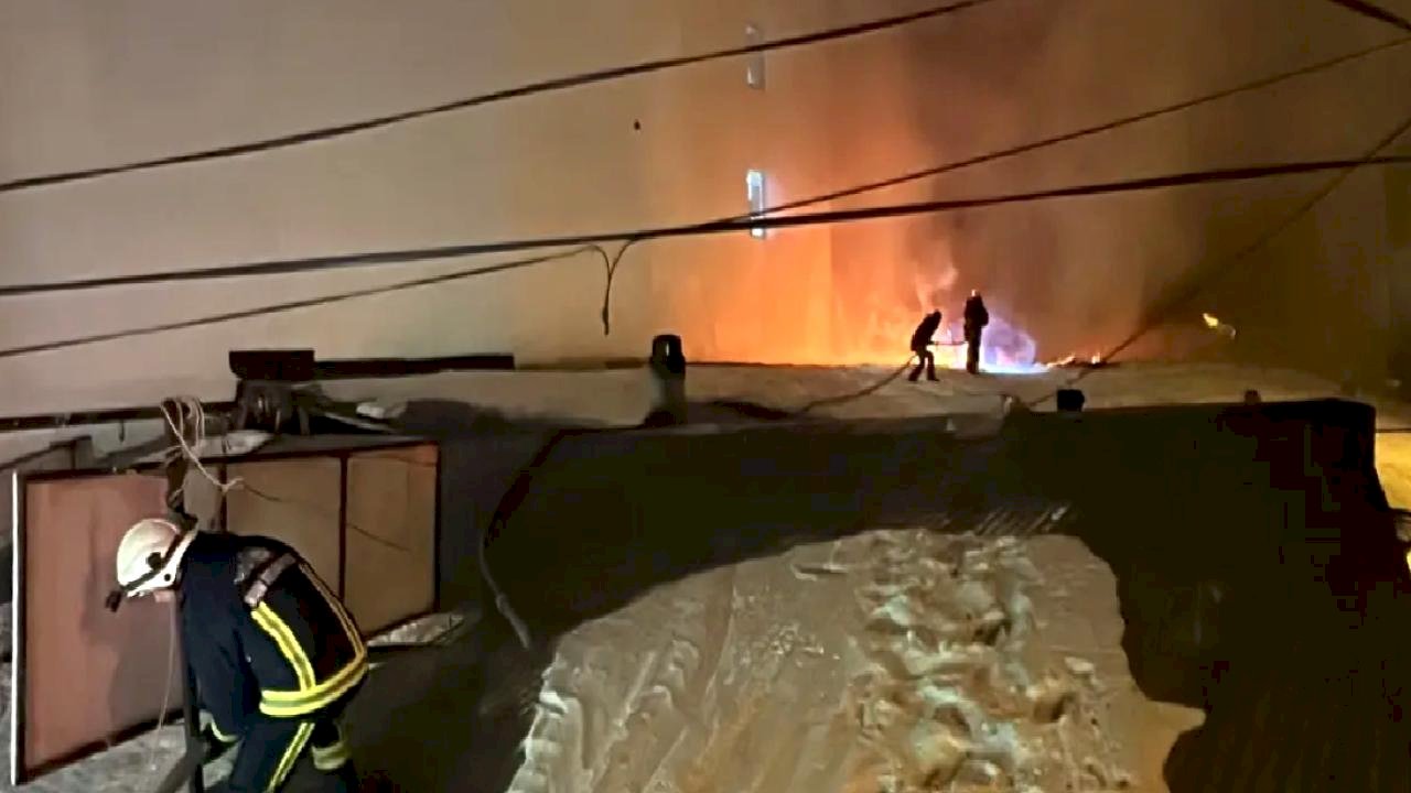 Erciş'te Yangın: 5 İşyeri Zarar Gördü