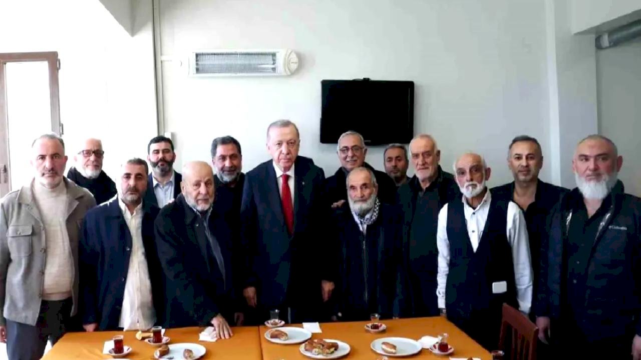 Erdoğan'dan Gazetecilere Simit İkramı