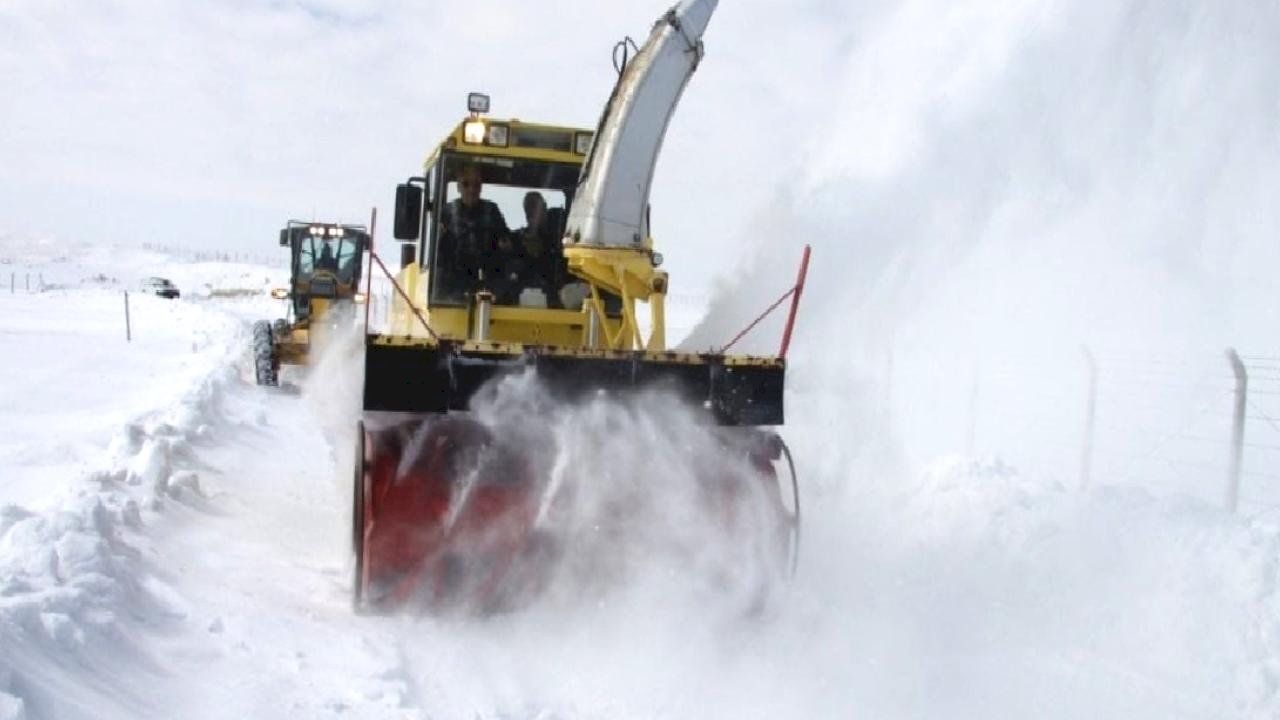 Erzincan'da kardan 503 köy yolu kapandı