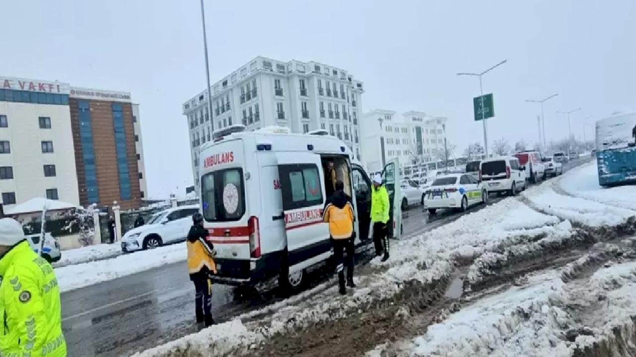 Erzincan'da Polis Aracı Devrildi: 2 Yaralı