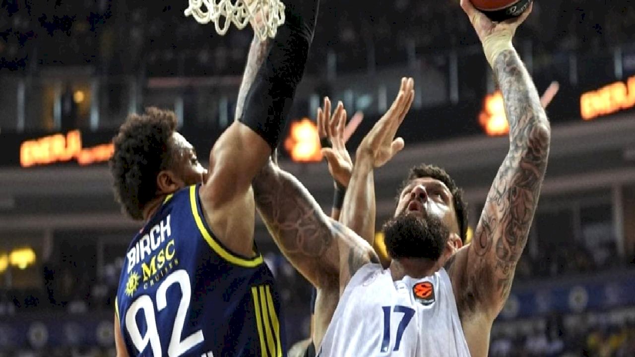 Fenerbahçe, Anadolu Efes'i farklı geçti