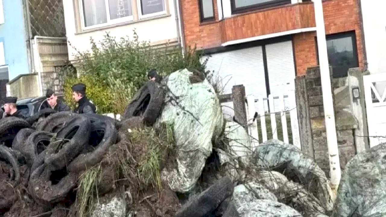Fransız çiftçilerden sert protesto: Bu kez Macron'un evinin önü hedefte