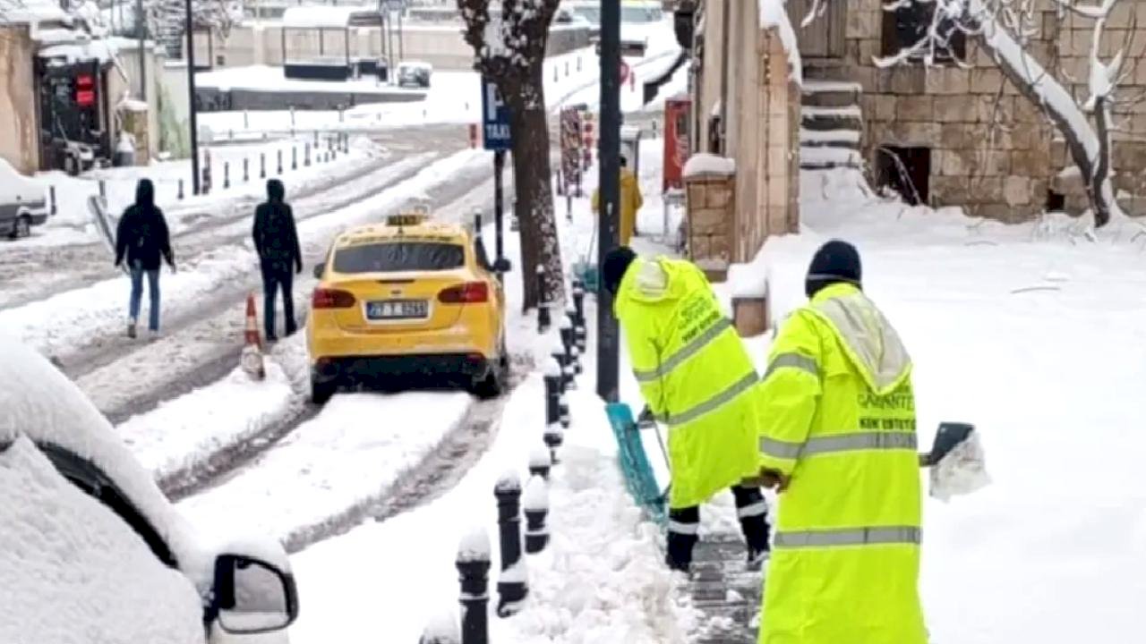 Gaziantep karla mücadelede yaya güvenliğini aksatmıyor