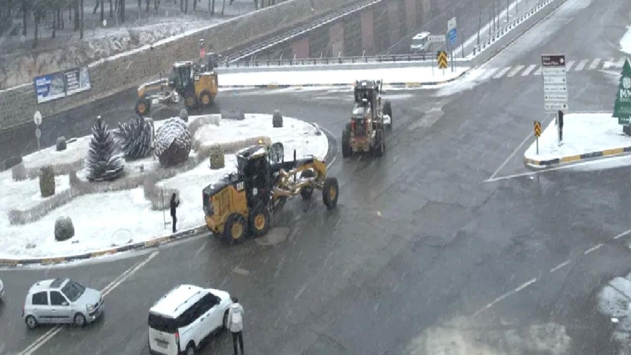 Gaziantep’te karla mücadeleye tüm hızıyla devam
