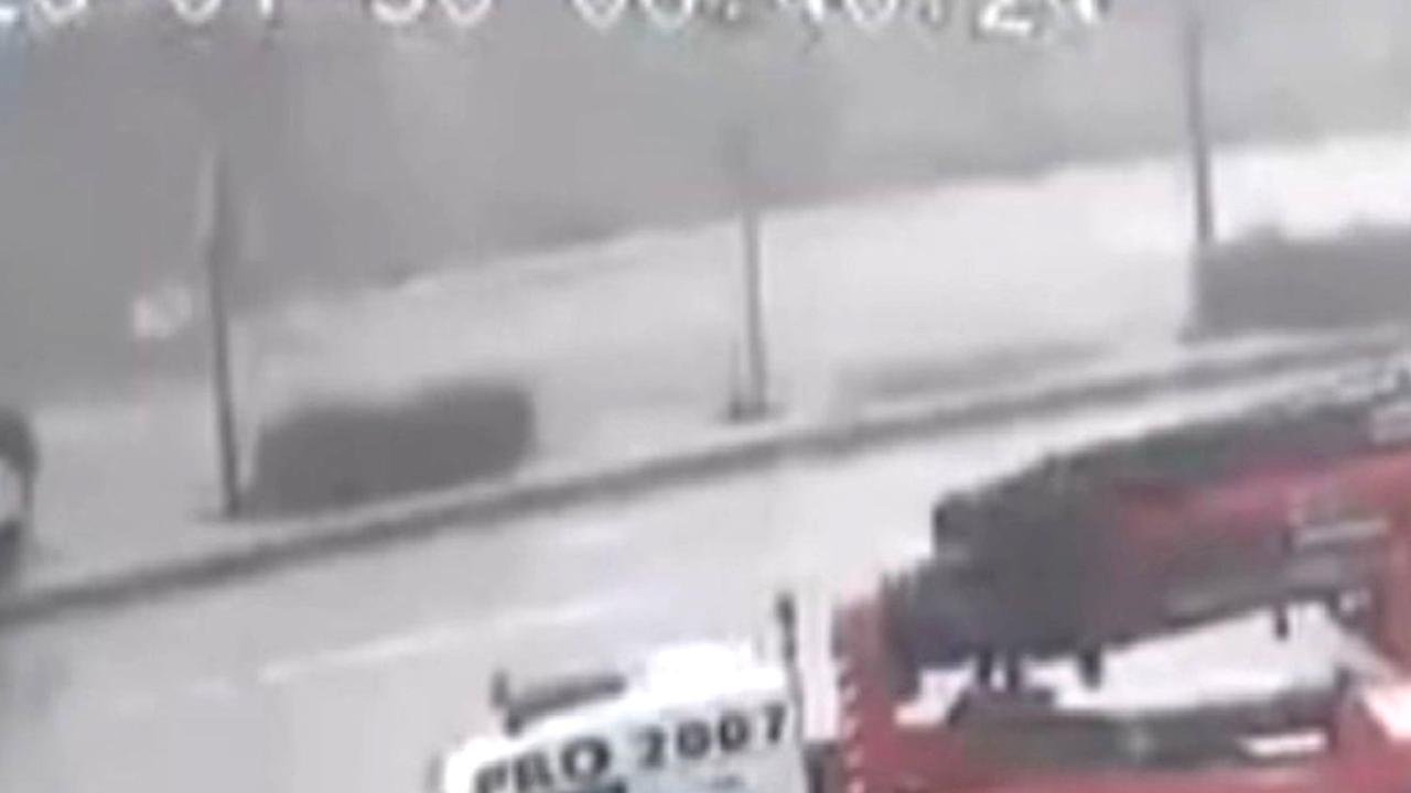 Gaziantep'te kontrolden çıkan servis refüje çıktı: Yaya son anda kurtuldu