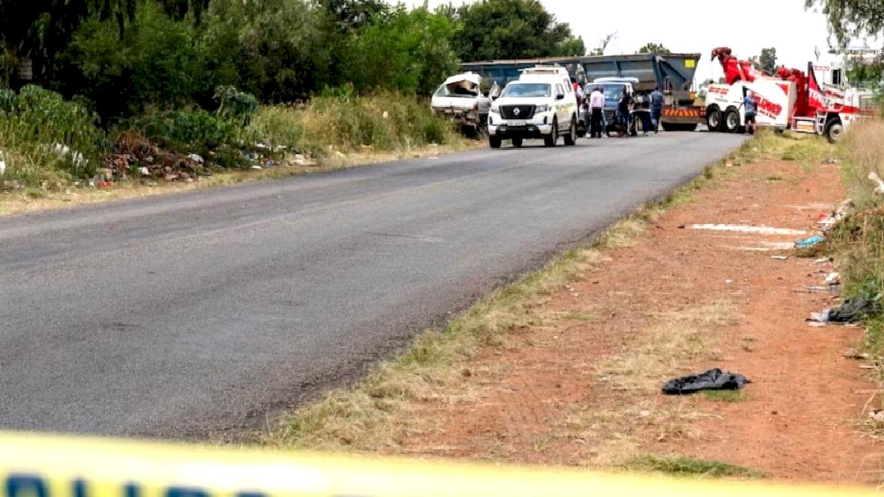Güney Afrika'da öğrenci servisi ile kamyon çarpıştı: 14 çocuk öldü