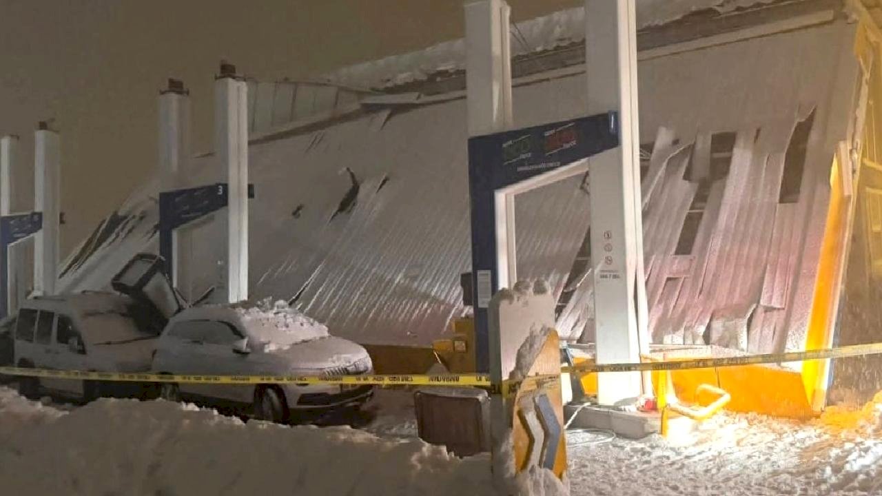 Hakkari’de kar yükü felakete neden oldu: 8 yaralı