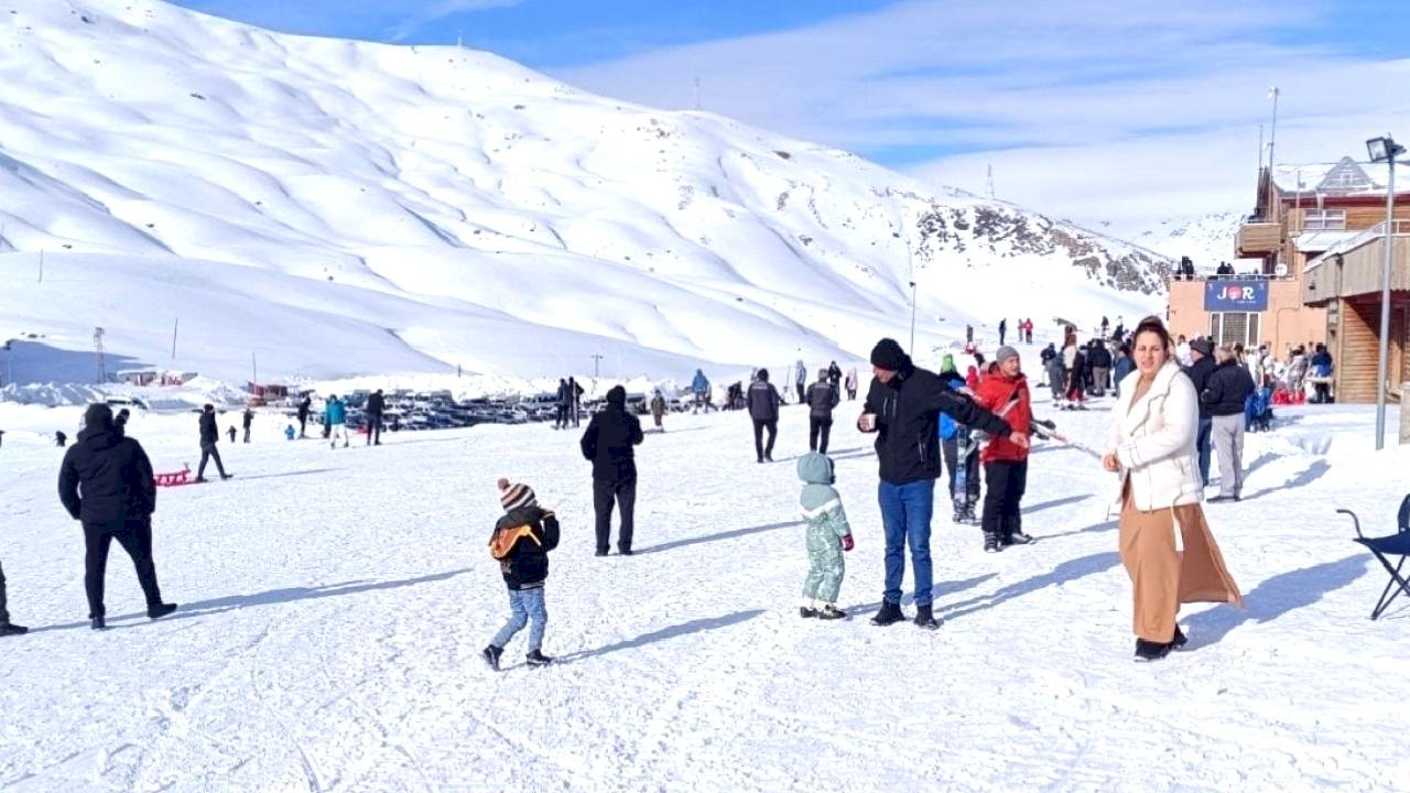 Hakkari'de soğuk hava kar keyfini geride bıraktı