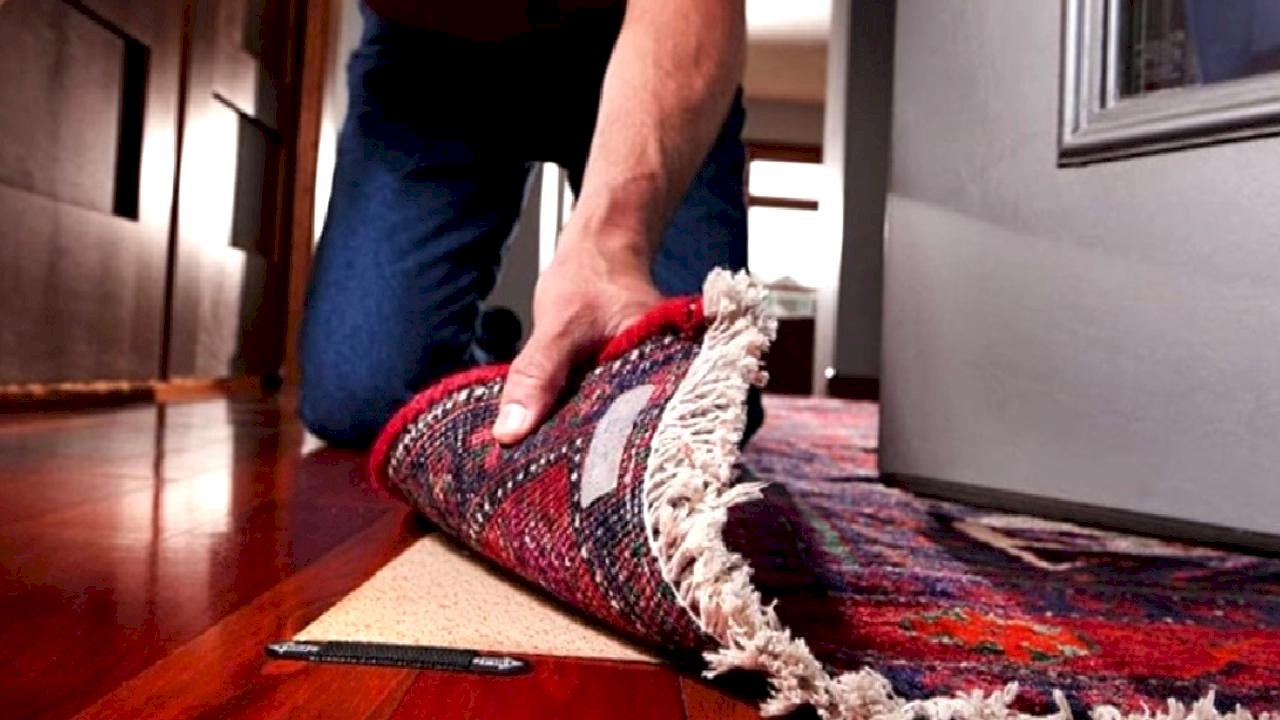 Halının altına bir parça koyun, evdeki o sorunu unutun...