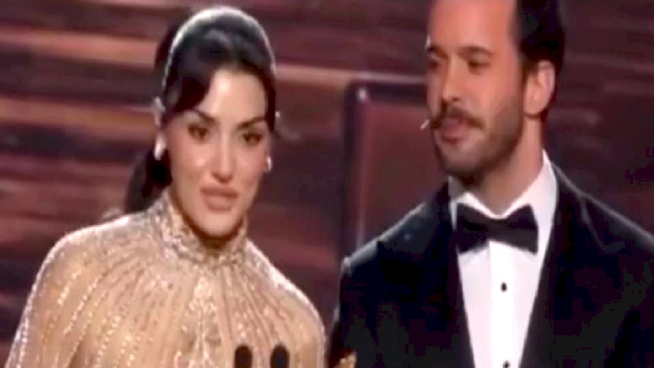 Hande Erçel Suudi Arabistan'da düzenlenen Joy Awards Ödül Töreni'nde Arapça konuştu