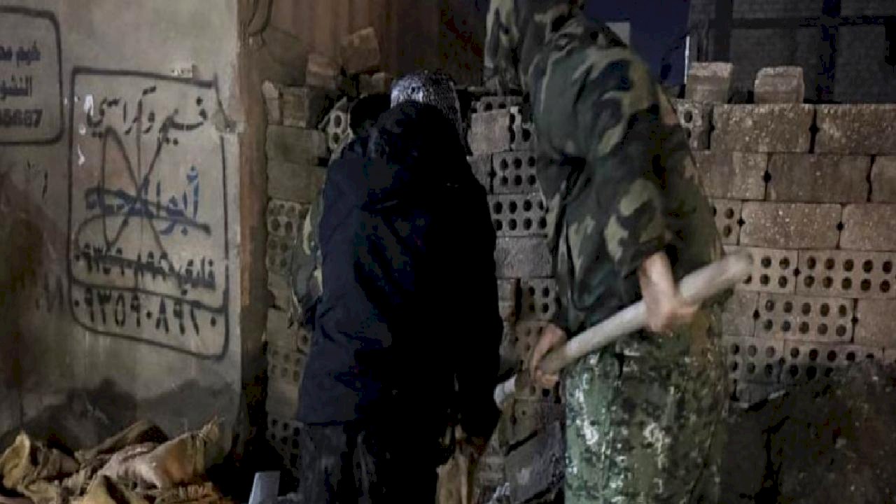 Haseke'de YPG'li teröristler hendek kazıyor