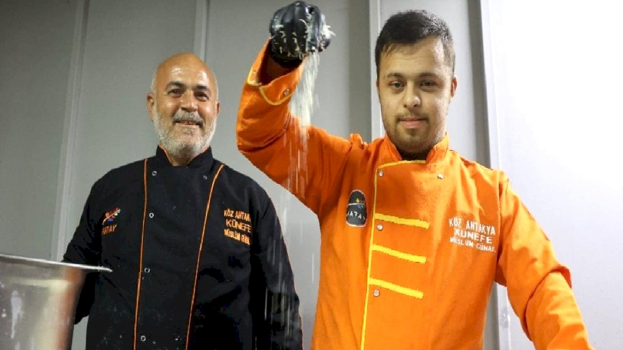 Hatay'da ‘Antakya Künefesi' down sendromlu Mehmet'in ellerinde tat buluyor