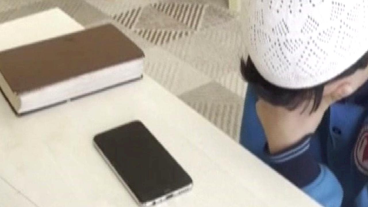 Hatay'da hafızlık eğitimini tamamlayan çocuğun gözyaşları