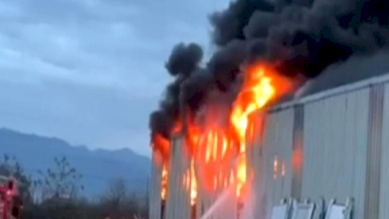 Hatay'da lastik deposunda yangın çıktı