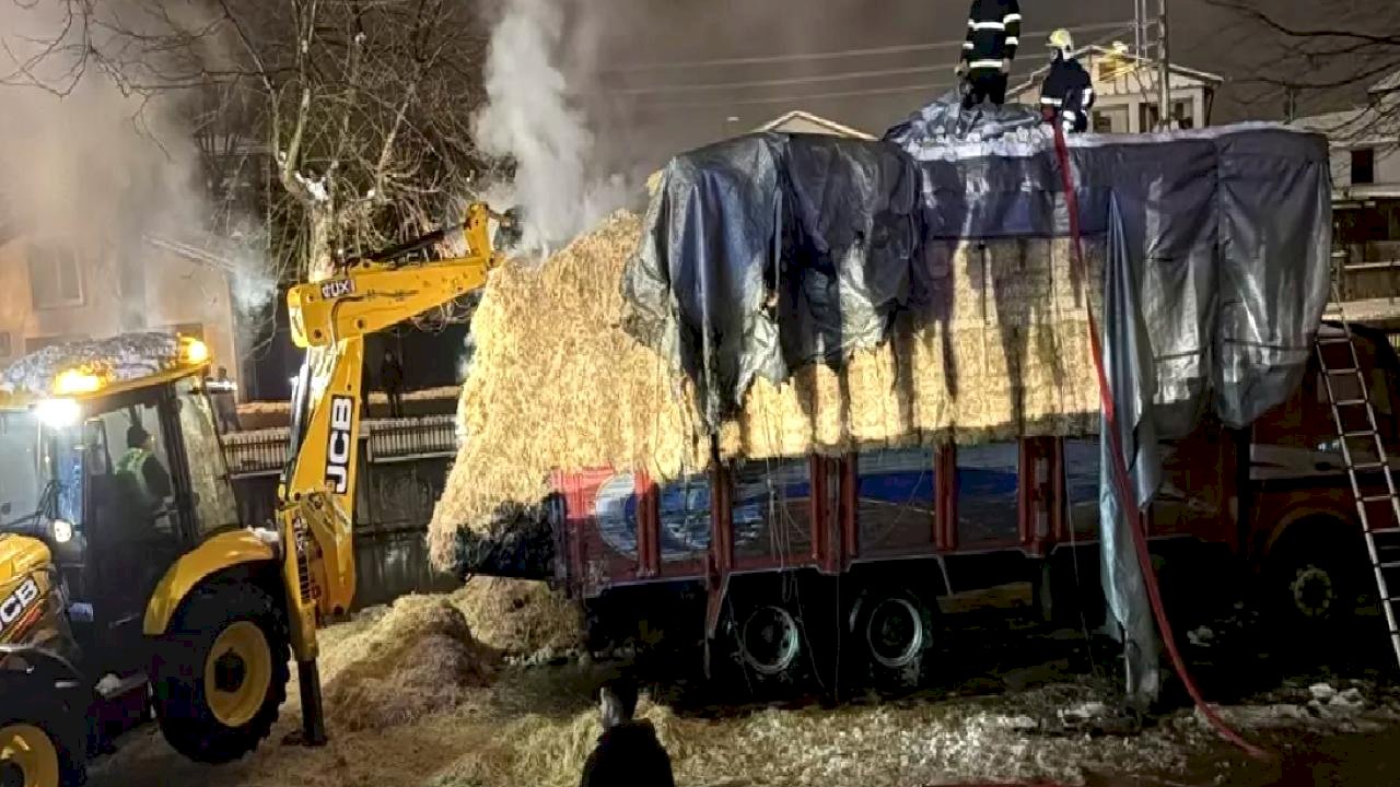 Hendek'te Tır Yangını: Sürücü Kurtarıldı