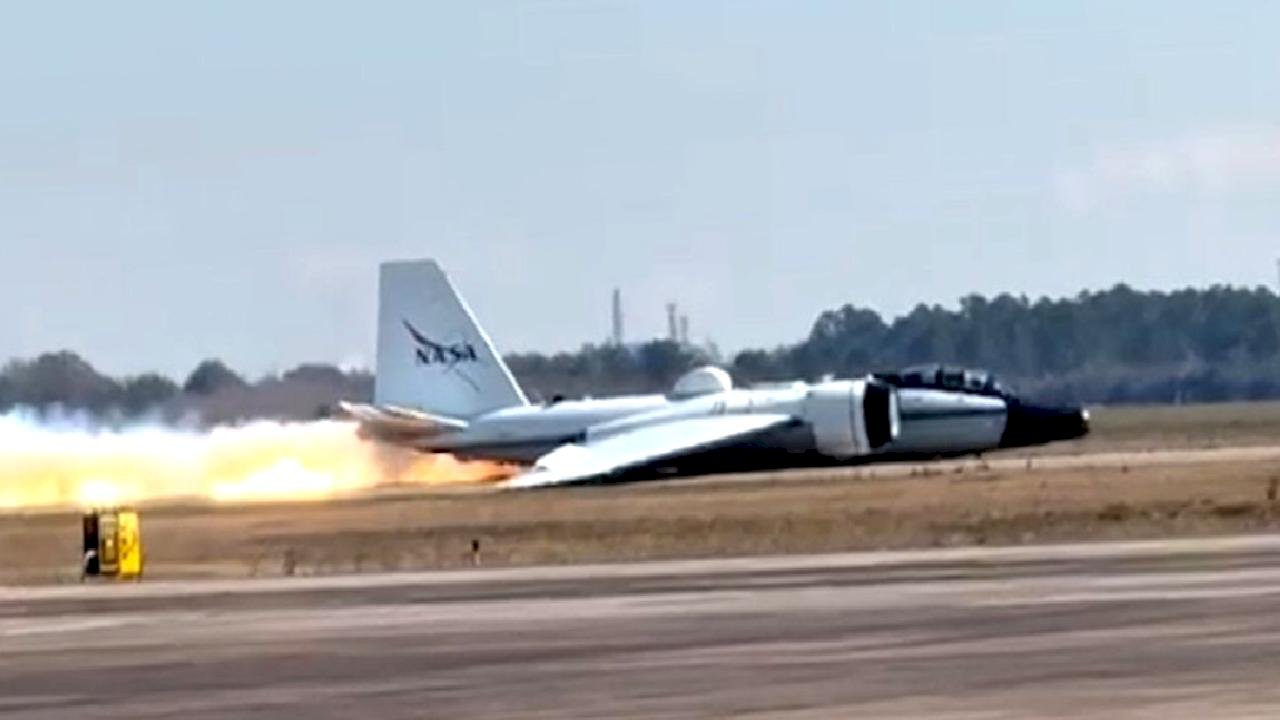İniş takımları açılmayan NASA uçağı gövde üzerine iniş yaptı