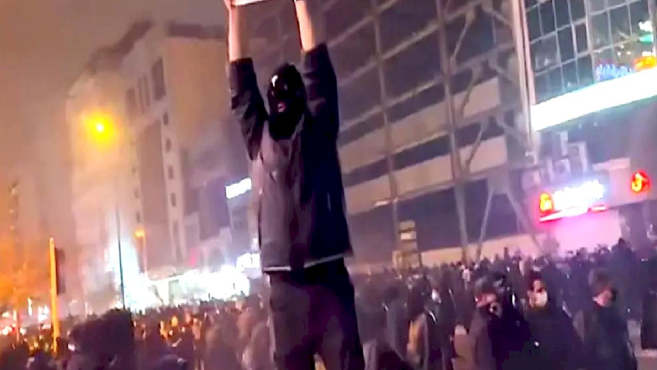 İran'da Protestolar Kanlı Hale Geliyor