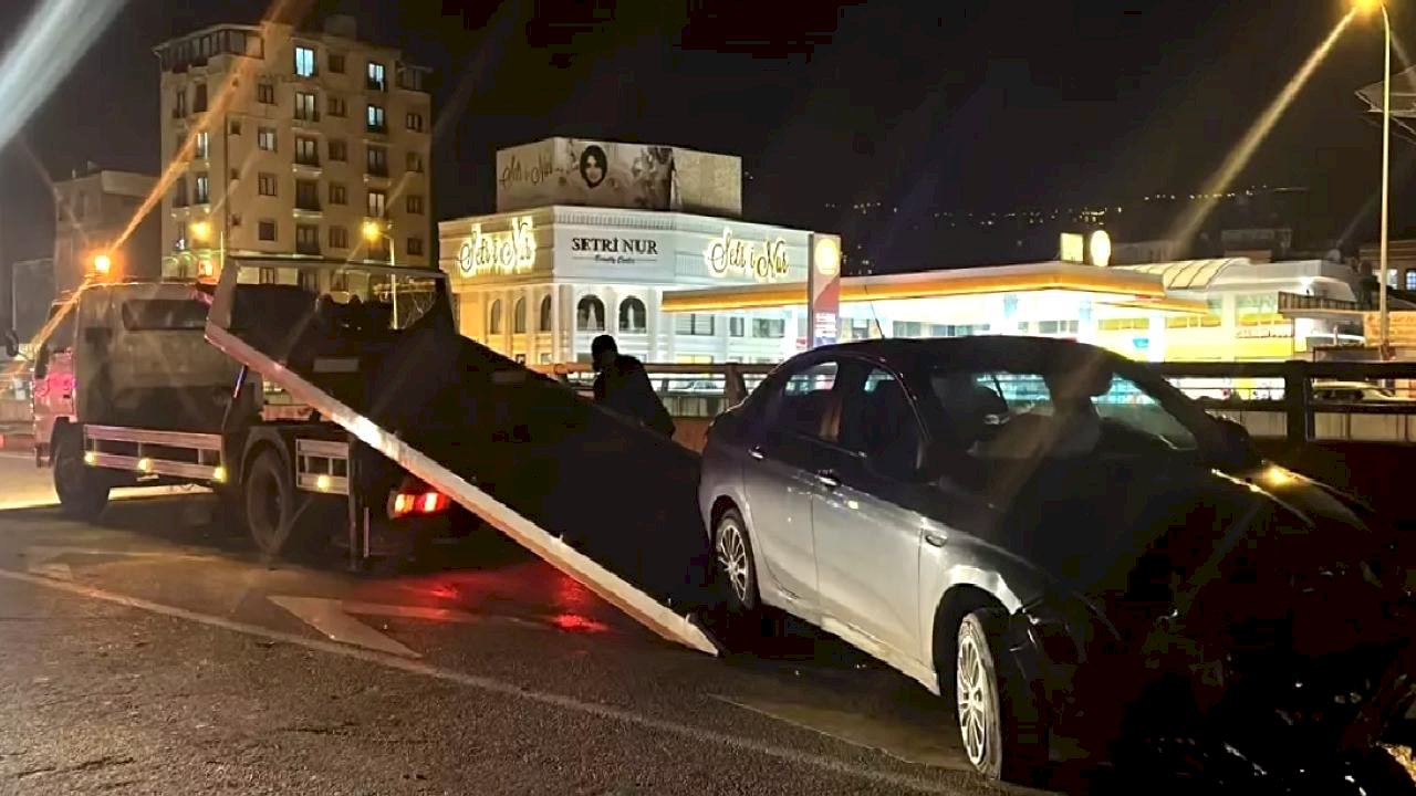 İskenderun'da Bariyere Çarpan Otomobil Sürücüsü Yaralandı