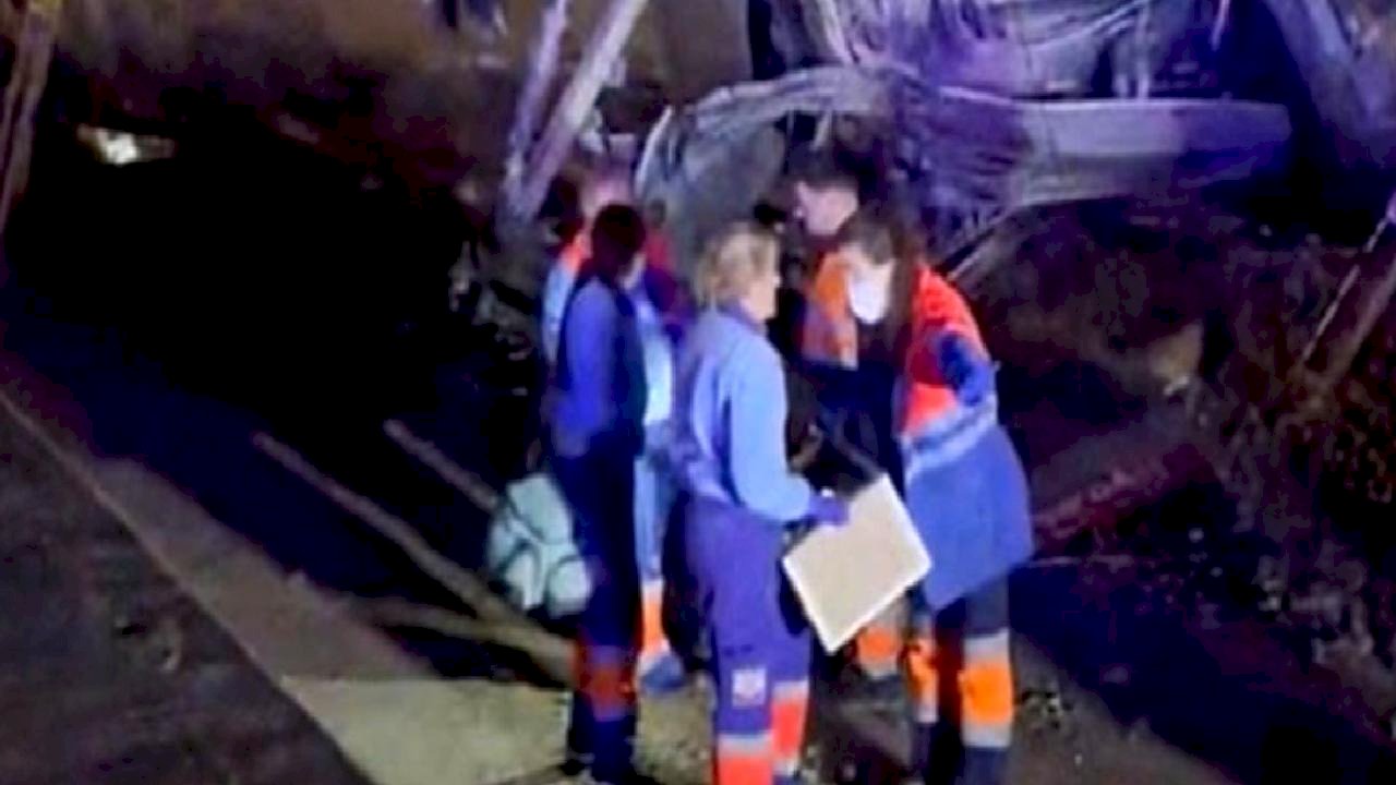 İspanya'da iki hızlı trenin raydan çıkması sonucu 21 kişi öldü