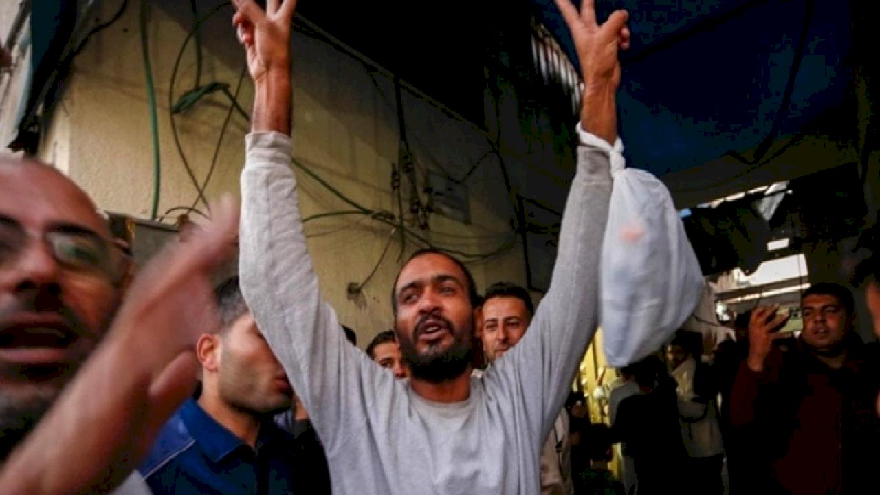 İsrail, Gazze'de alıkoyduğu 5 Filistinli esiri serbest bıraktı