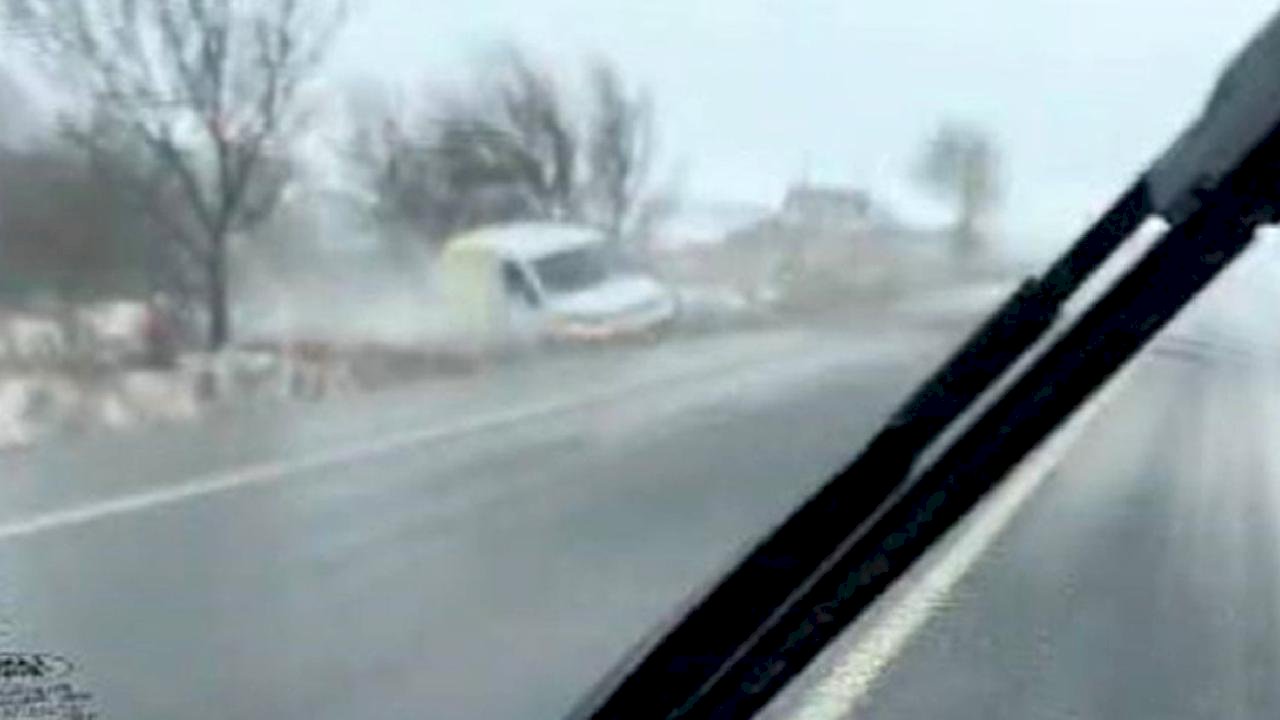 İstanbul Arnavutköy'de kontrolden çıkan PTT aracı çayırlık alana uçtu