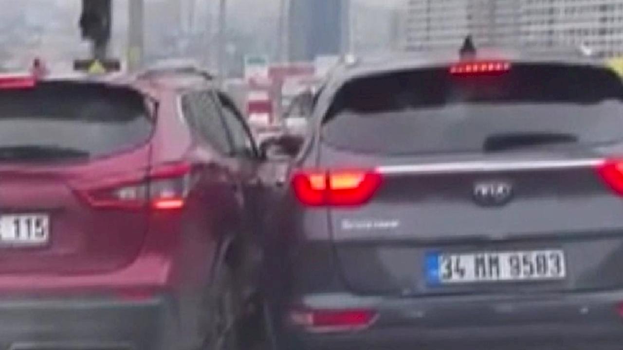 İstanbul Beylikdüzü'nde gençler kendilerine çarpan kaynakçıya saldırdı