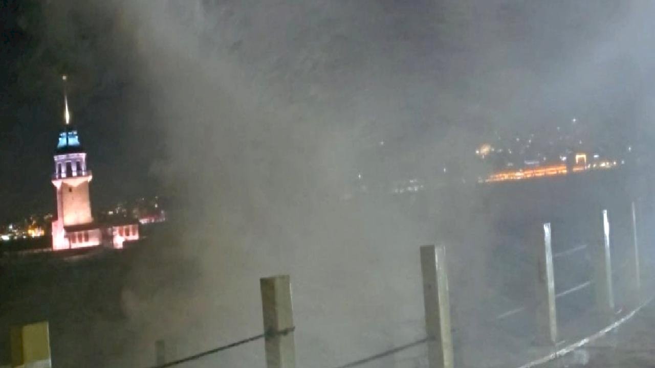 İstanbul Üsküdar'da dev dalgalar oluştu