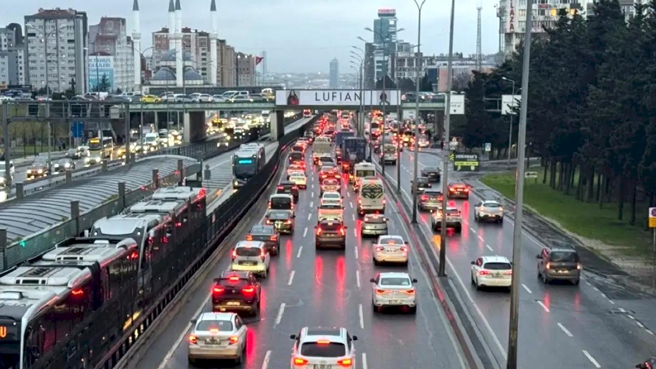 İstanbul'da akşam saatlerinde trafik yoğunluğu yüzde 87'ye çıktı