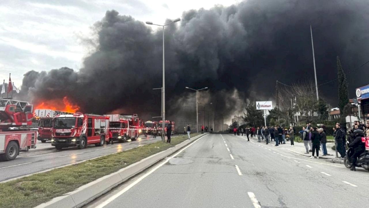 İstanbul'da fabrika alevlere teslim oldu