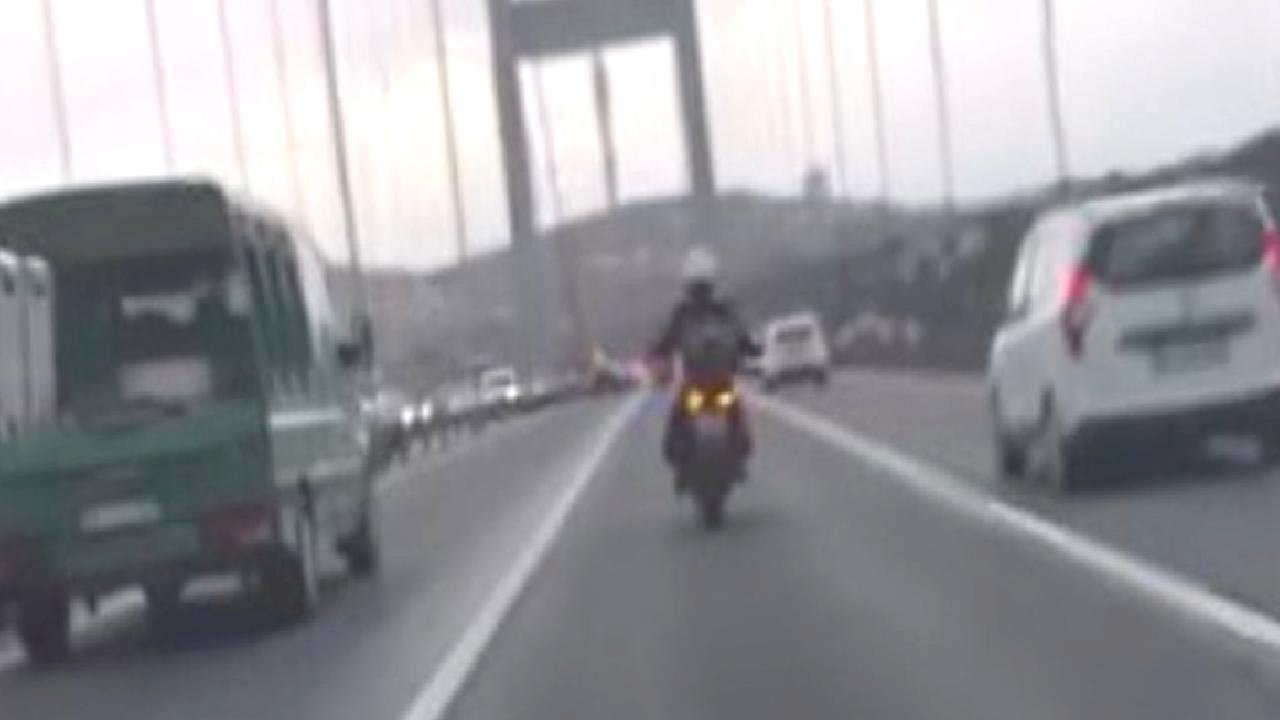 İstanbul'da fırtınada köprüyü geçmeye çalışan motosikletlilere diğer araçlar kalkan oldu