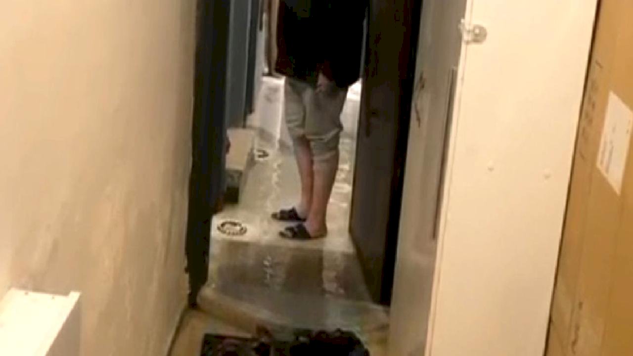 İstanbul'da sağanak yağışta ev ve iş yerlerini su bastı