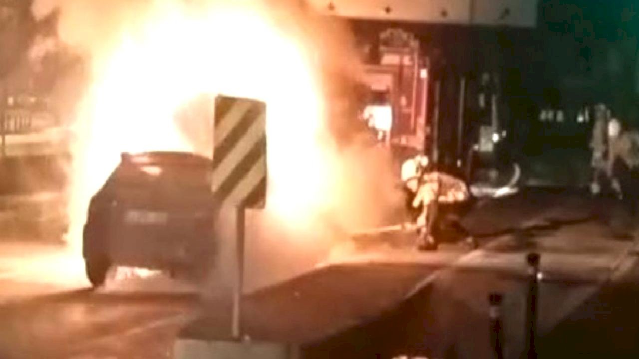 İstanbul'da seyir halindeki araç alev alev yandı