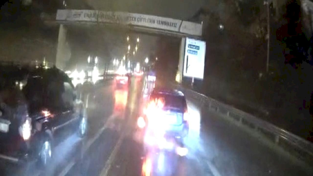İstanbul'da trafikte tatıştığı servis şoförünün aracının camını yumrukladı