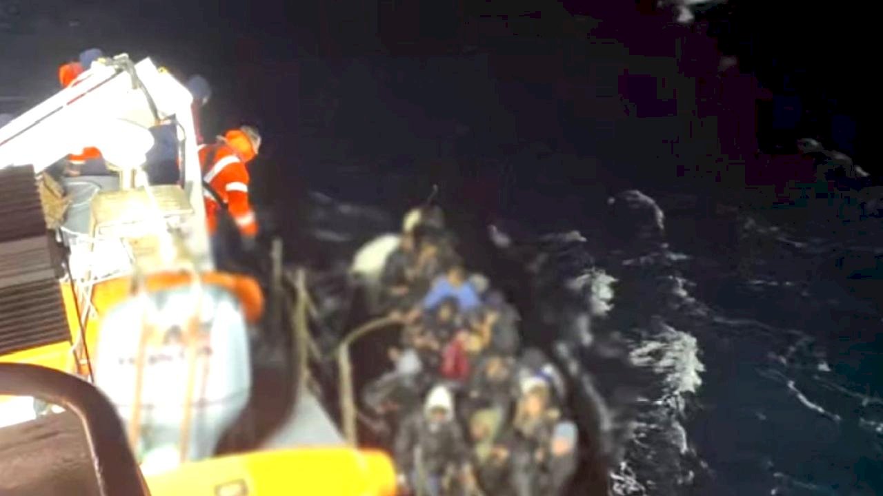 İzmir'de yarı batık haldeki bottan 37 sağ, 1 ölü kaçak göçmen çıkarıldı