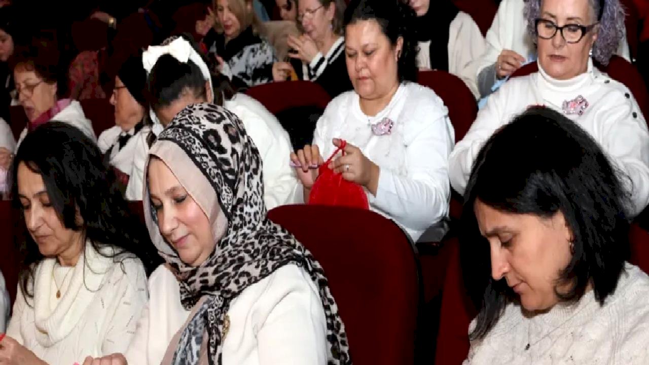 Kadınlar İyilik İçin İlmek Attılar