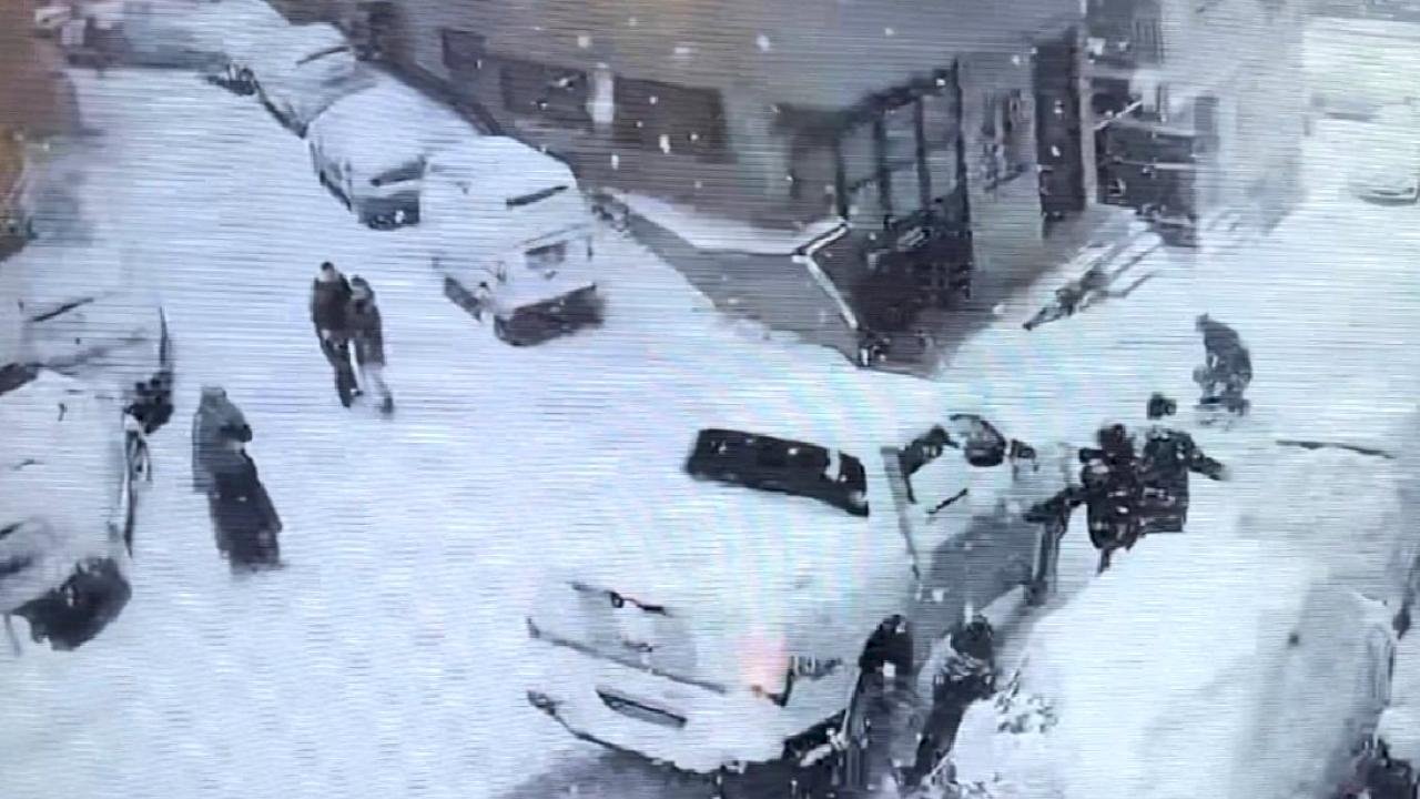 Kağıthane’de kartopu oynayan çocuklara kamyonet çarptı