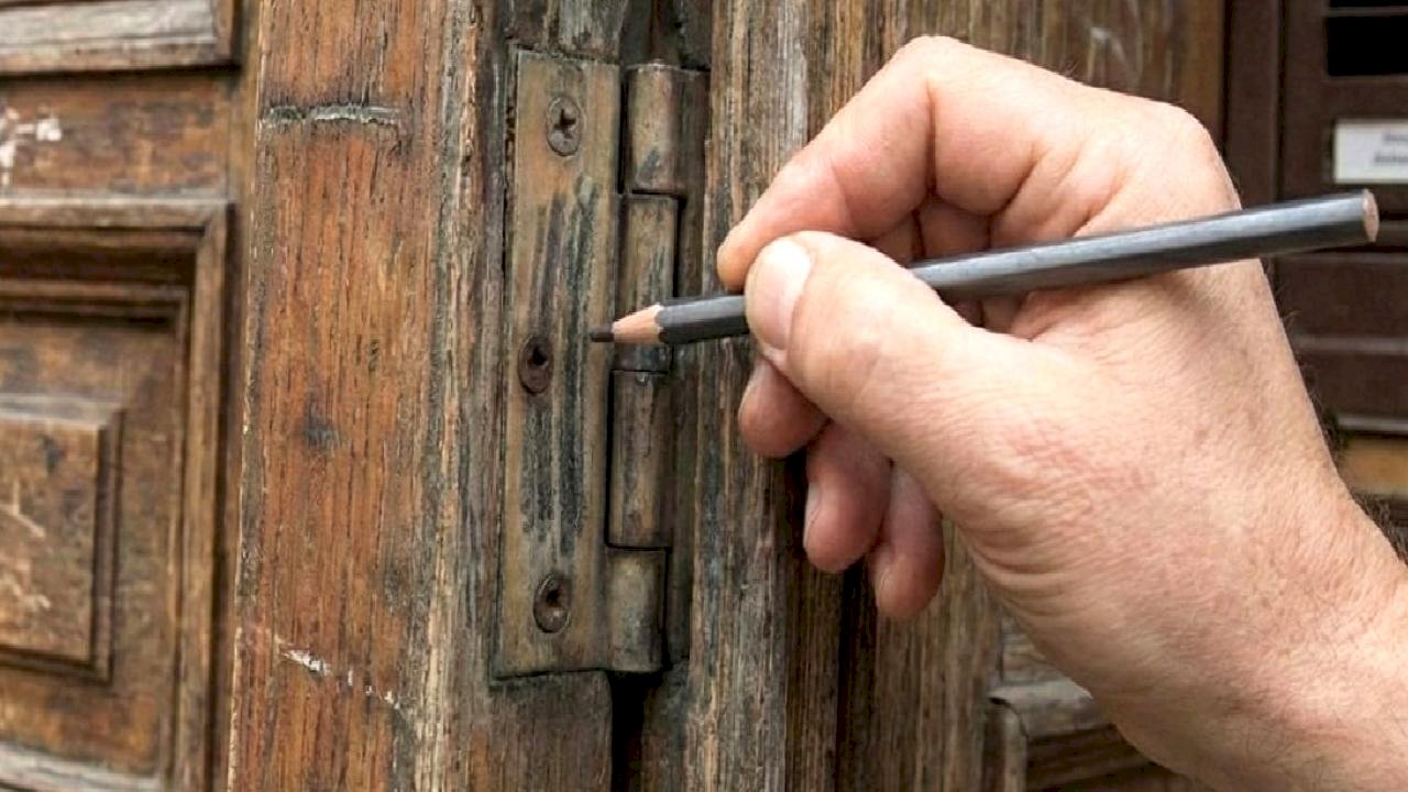 Kapılara kurşun kalem sürmek mucize çıktı! Bakın ne işe yarıyor...