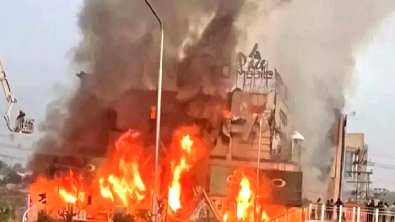 Karaçi'de Alışveriş Merkezinde Yangın