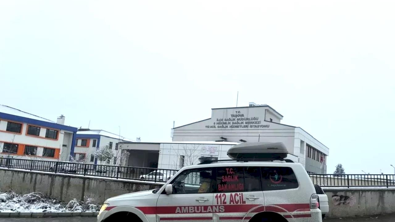 Karla Kapalı Yolda Paletli Ambulansla Hastaneye