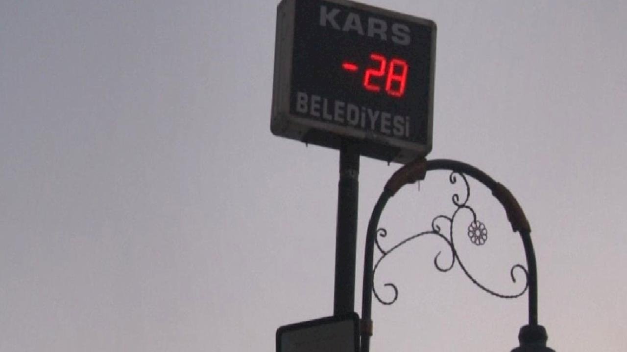 Kars buz tuttu: Termometreler eksi 28’i gösterdi