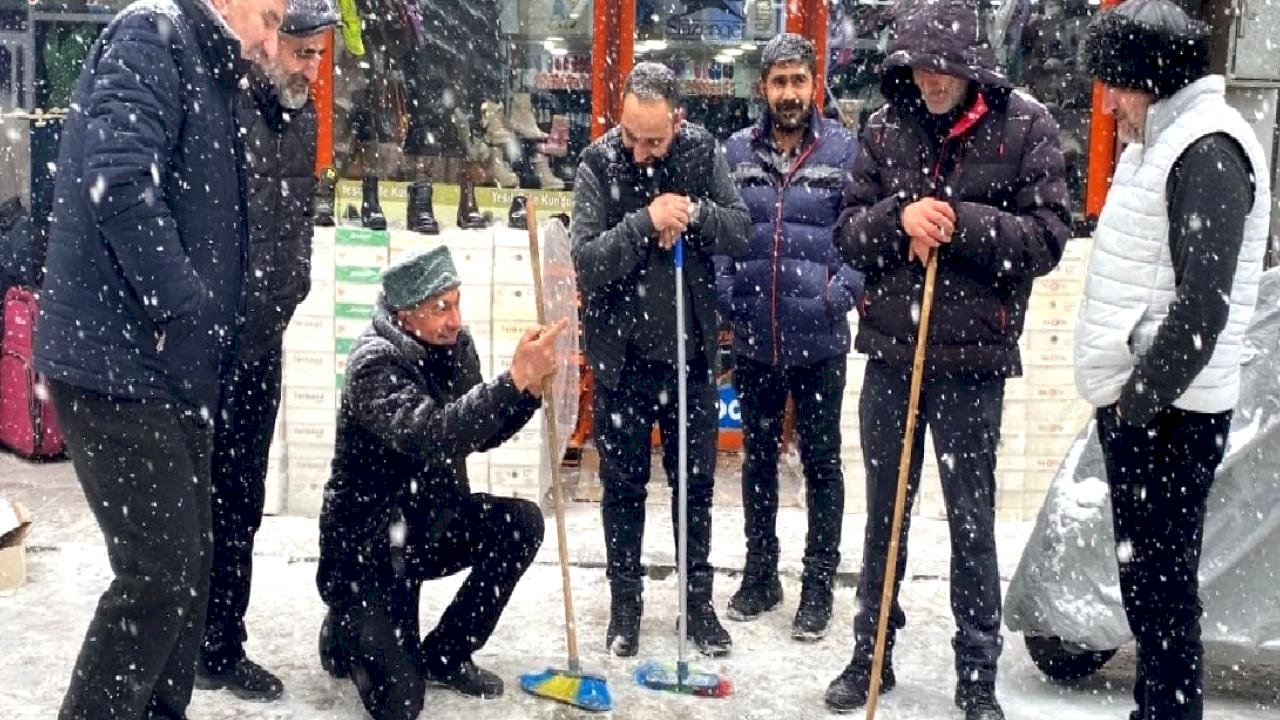 Kars’ta kar nedeniyle 130 köy yolu kapandı