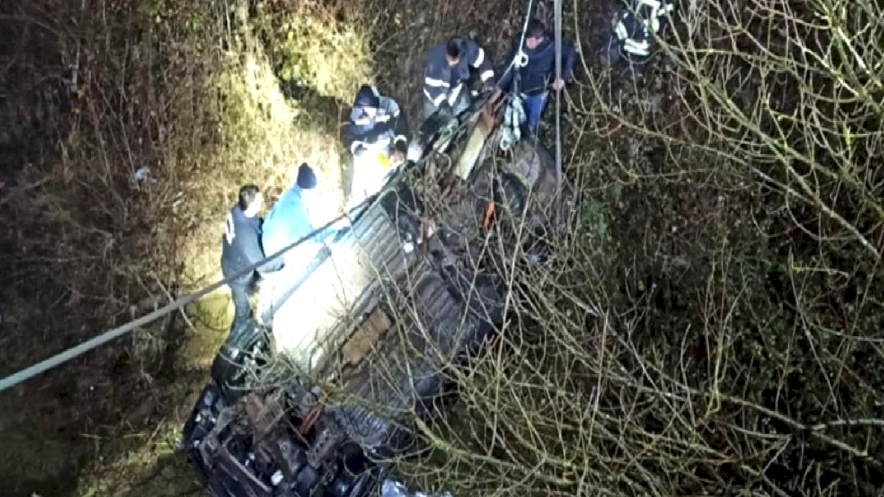 Kocaeli'de çaya düşen otomobildeki baba ve oğlu can verdi