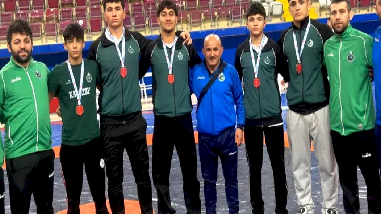 Konya Karatay'ın U17 güreşçileri şampiyonluk yolunda