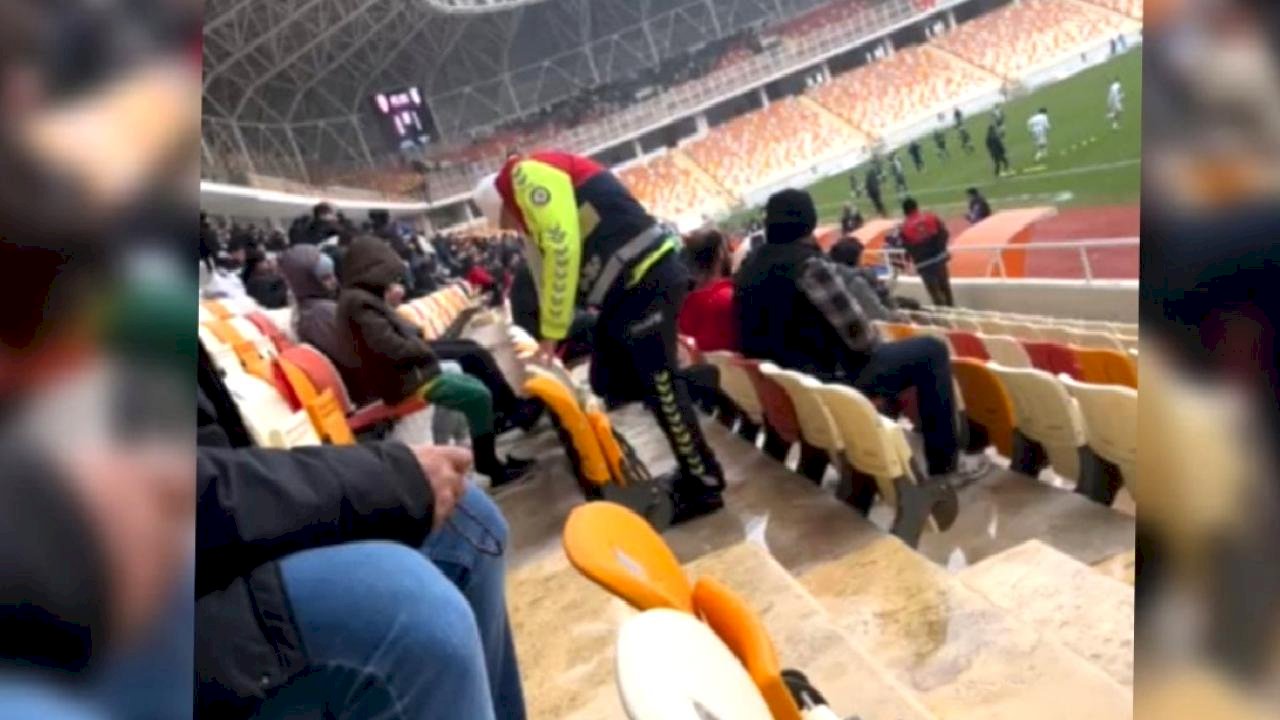 Malatya'da polis memuru üşüyen çocuğa kendi çoraplarını giydirdi