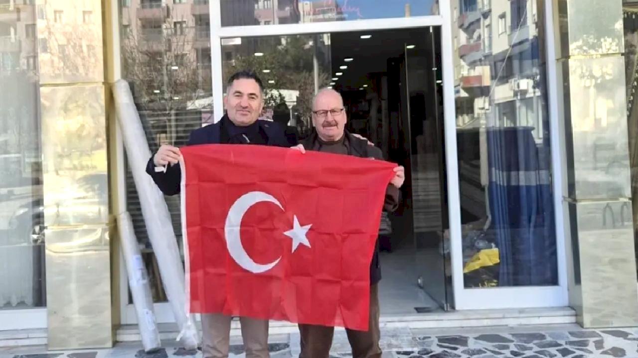 Mardin'de terör örgütü YPG/SDG yandaşlarının Türk bayrağına saldırısına tepki